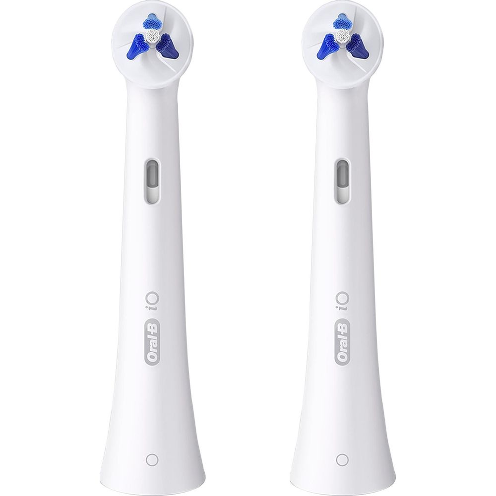 Deux têtes de brosse à dents Oral-B iO blanches avec des poils bleus et blancs sur fond blanc.