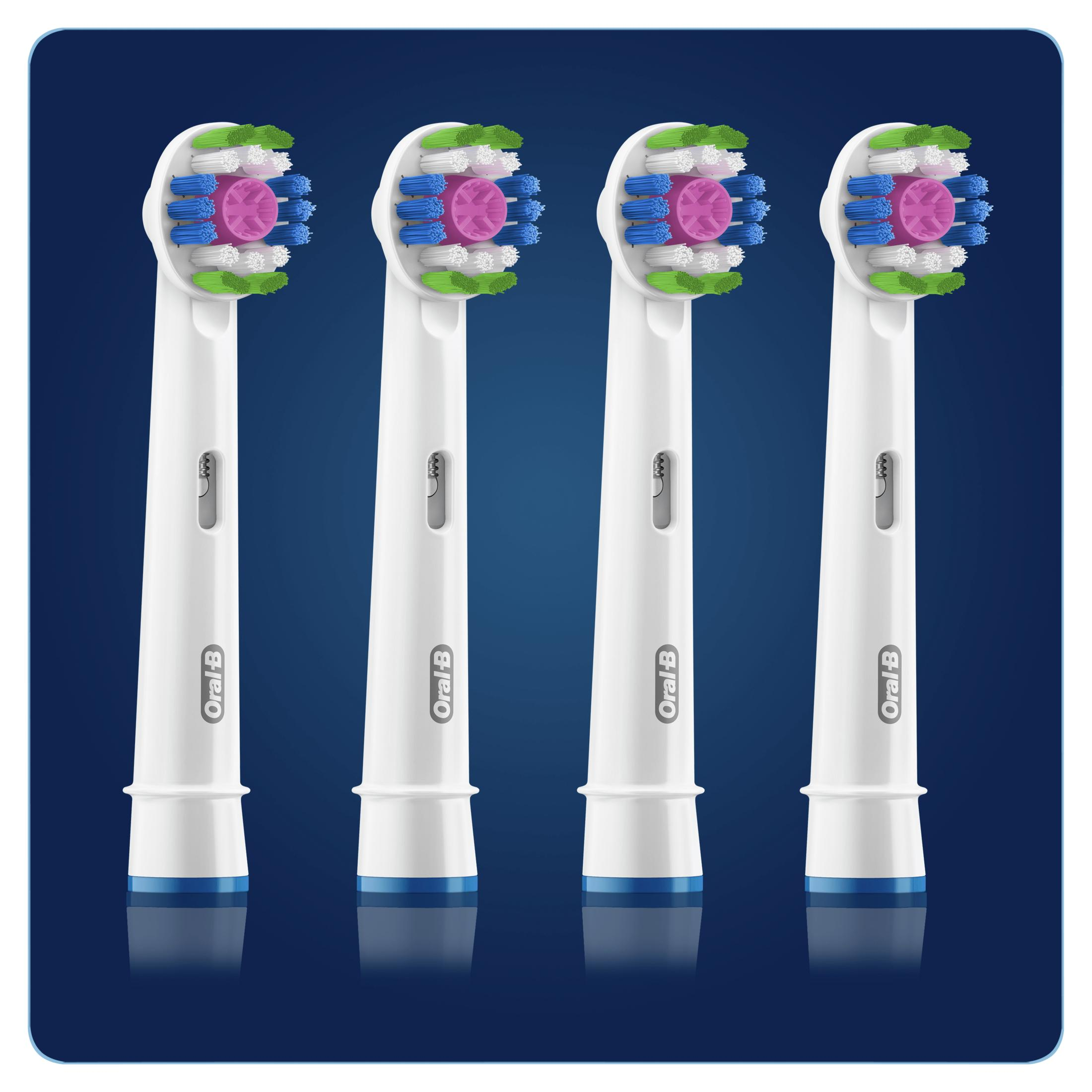 Quattro testine per spazzolino Oral-B bianche con setole colorate su sfondo blu.