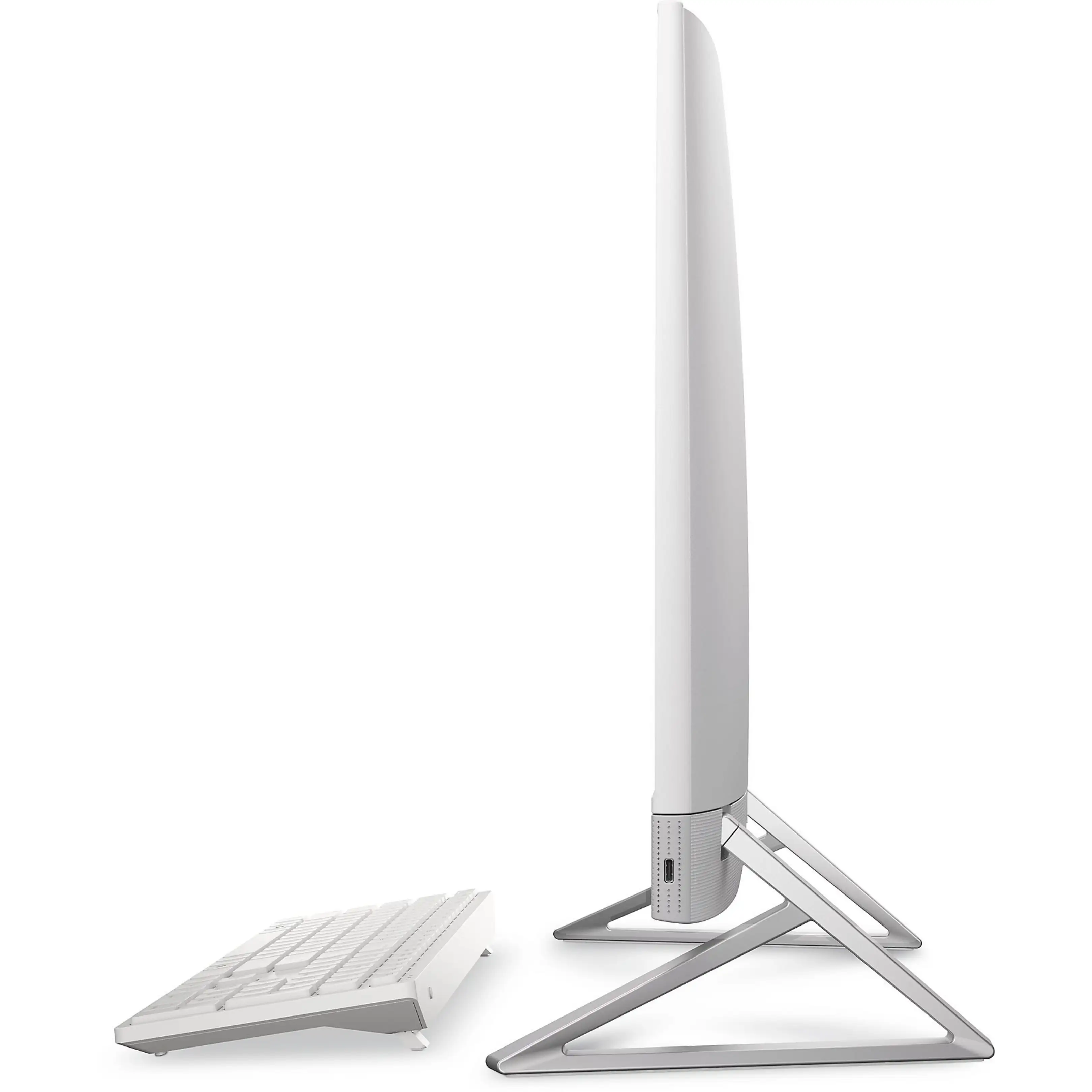 Vista laterale di un computer all-in-one bianco con supporto argentato e tastiera bianca su sfondo chiaro.