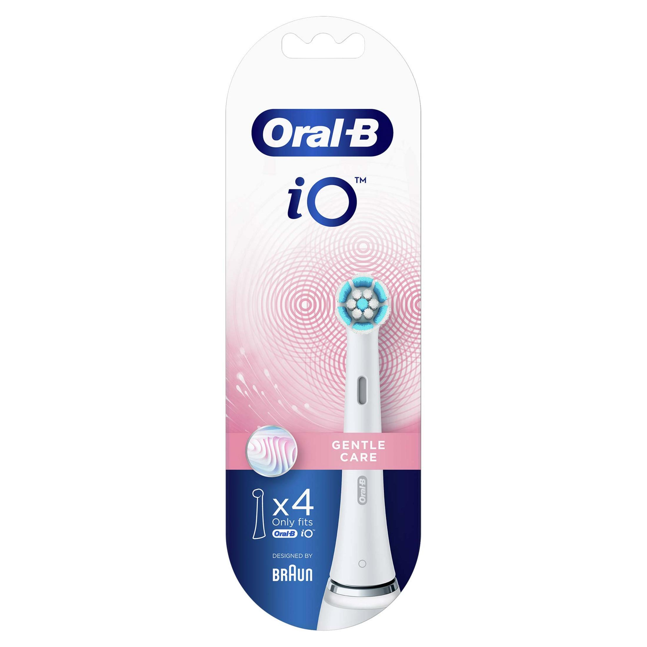 Confezione di testine per spazzolino Oral-B iO Gentle Care con quattro testine bianche con setole blu su sfondo rosa.
