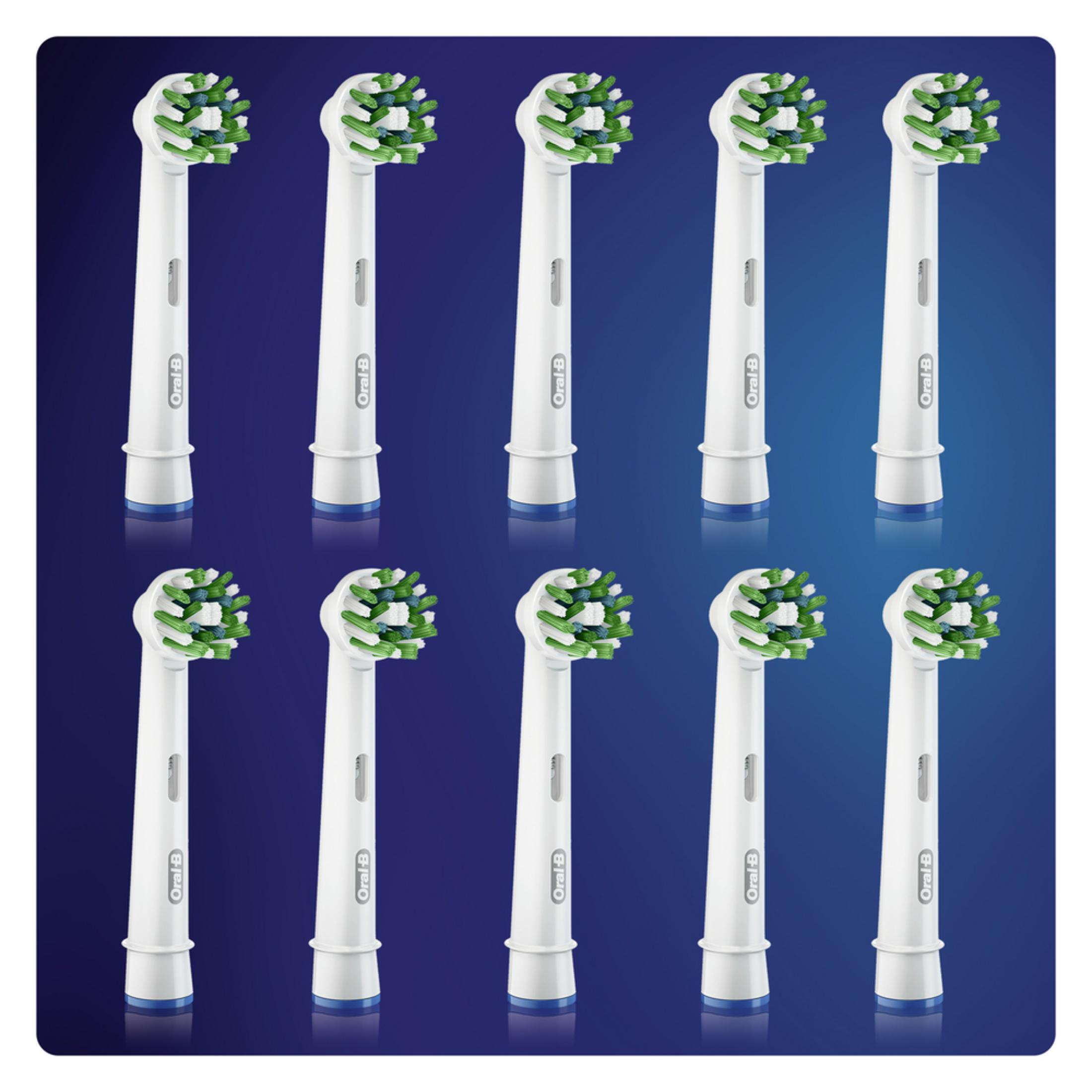 Dieci testine di spazzolino Oral-B bianche con setole verdi e bianche sono disposte in due file su sfondo blu.