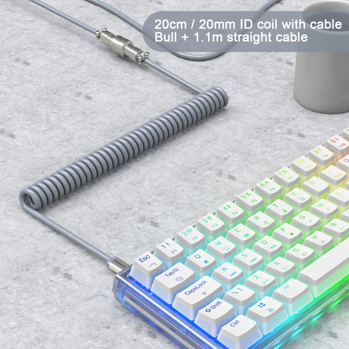 Grijze spiraalkabel met connector aangesloten op een mechanisch toetsenbord op een grijs bureau.
