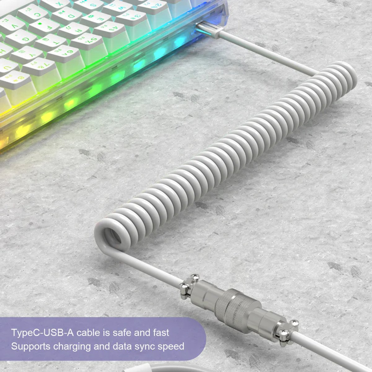 Een witte spiraalvormige USB-C-kabel is aangesloten op een oplichtend toetsenbord op een grijs oppervlak.