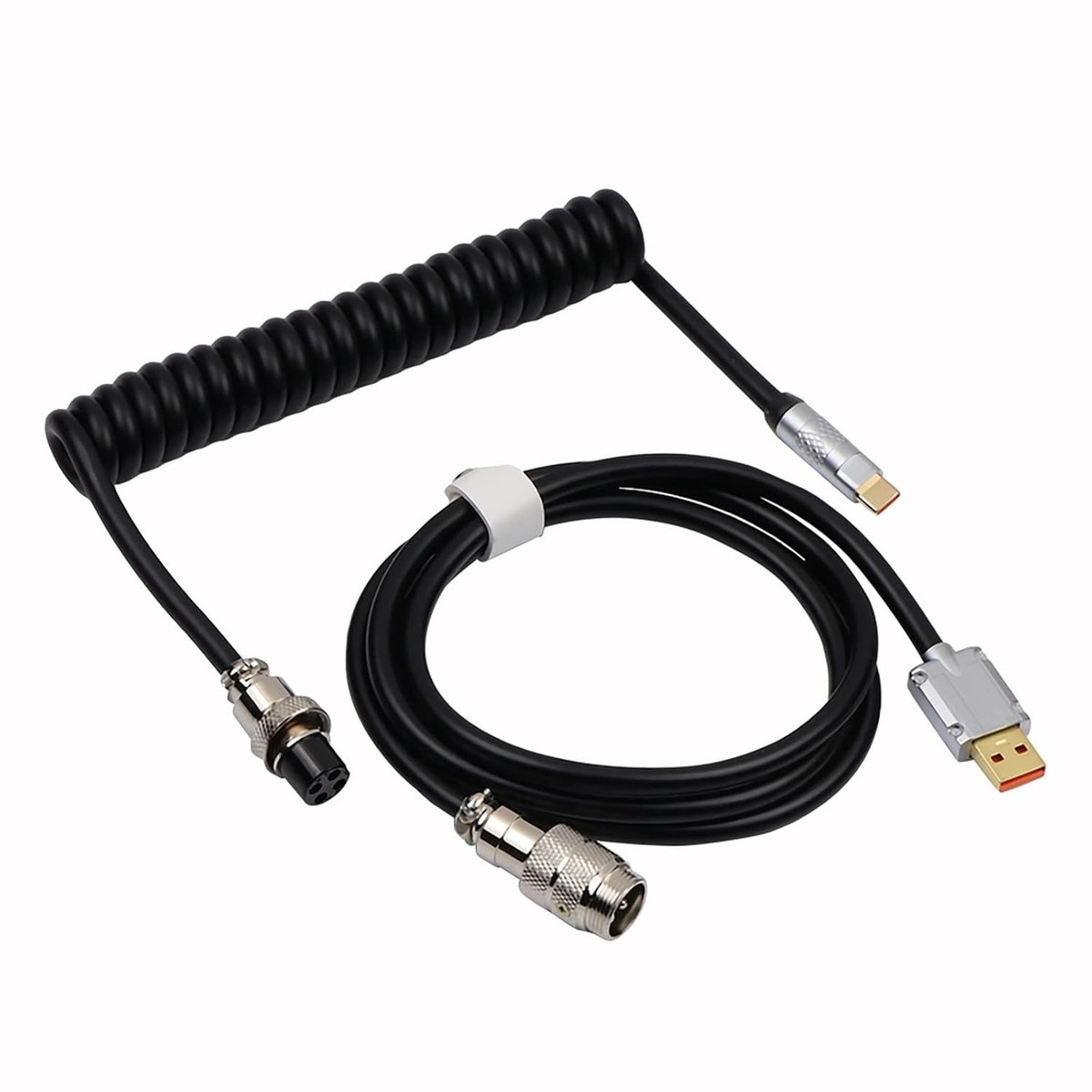Een zwarte spiraalkabel van USB-C naar USB-A met zilveren metalen aviator-connectoren en vergulde tips op een witte achtergrond.