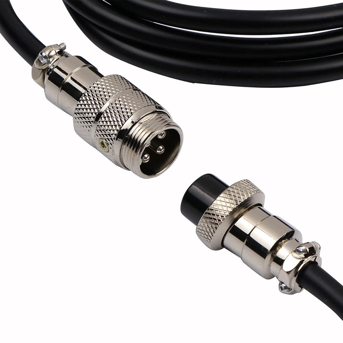 Twee zwarte kabels met metalen schroefconnectoren tegen een witte achtergrond.