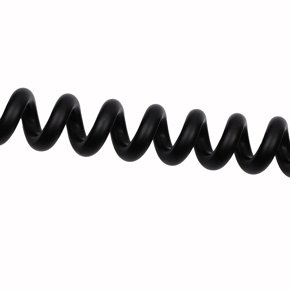 Een zwarte spiraalkabel loopt horizontaal tegen een lichte achtergrond.