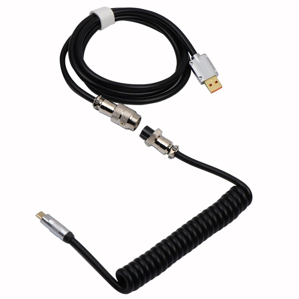 Een zwarte kabel met USB-connector, spiraalgedeelte en metalen connector op wit.