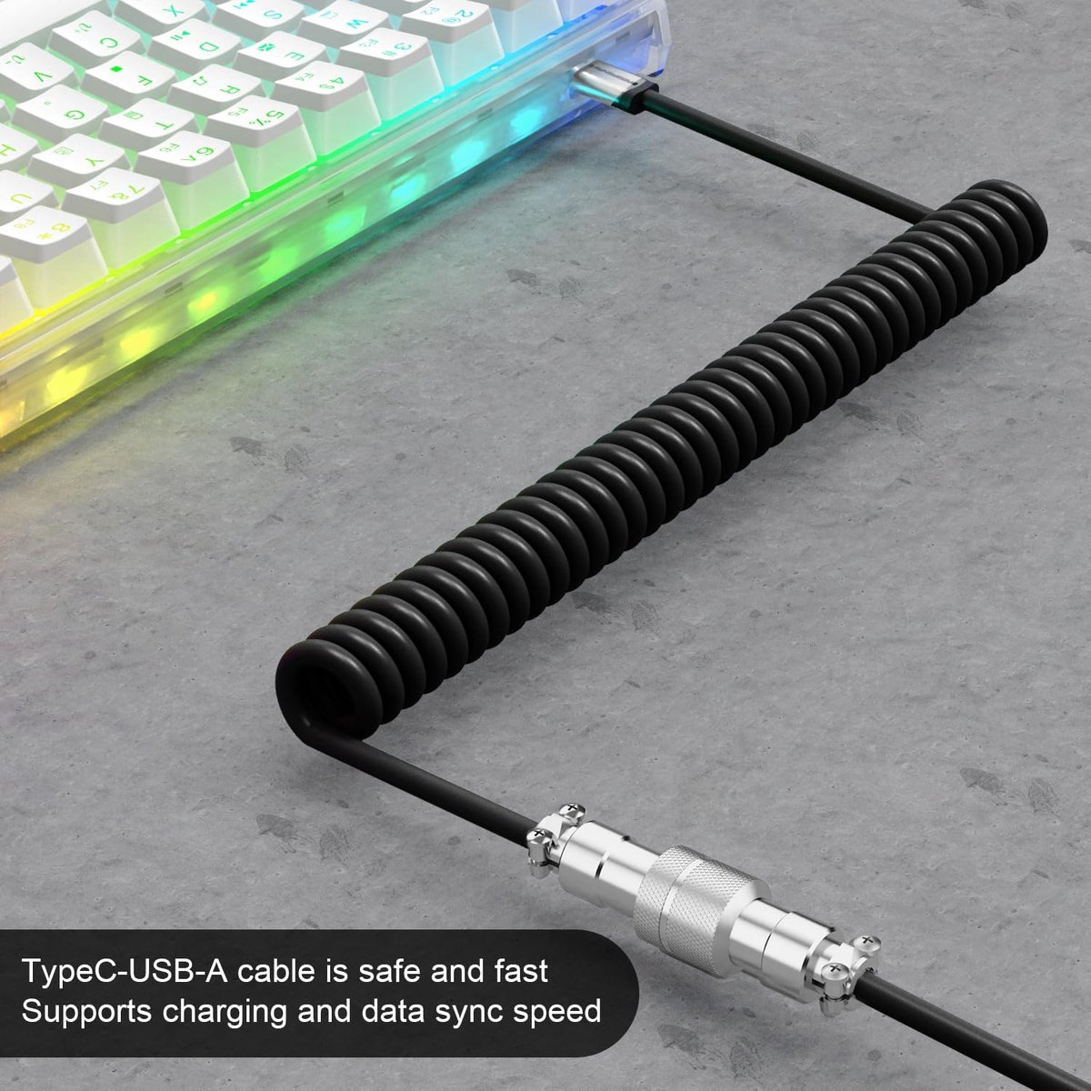 Een zwarte gekrulde kabel met zilveren connector is aangesloten op een verlicht wit toetsenbord op een grijs oppervlak.