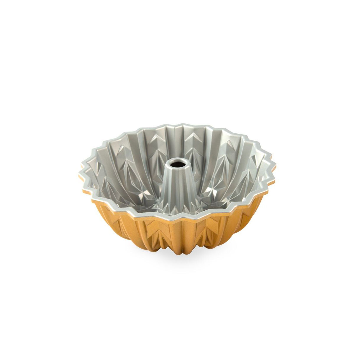 Beyaz arka planda gümüş iç kısmı ve geometrik desenli altın rengi bundt kek kalıbı.