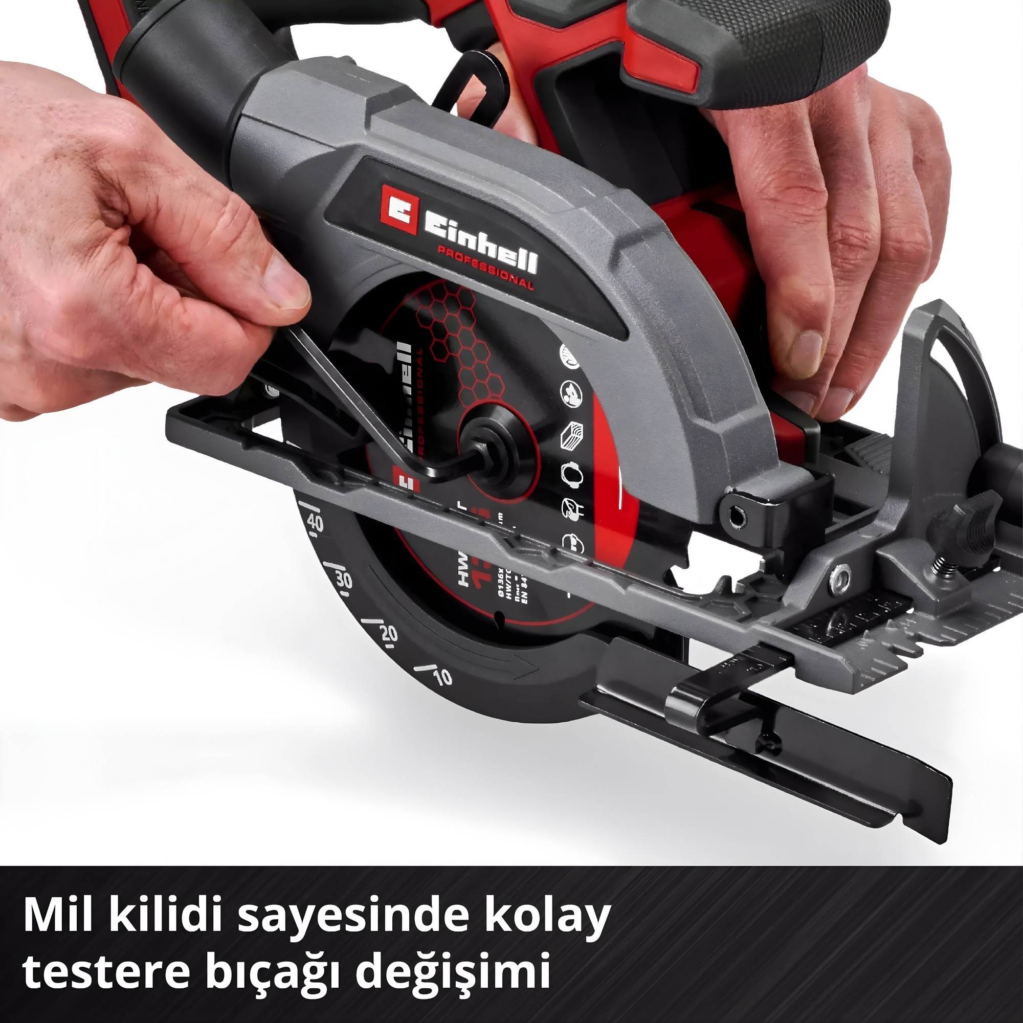 Bir kişi Allen anahtarı kullanarak kırmızı ve gri Einhell daire testerenin bıçağını değiştiriyor.
