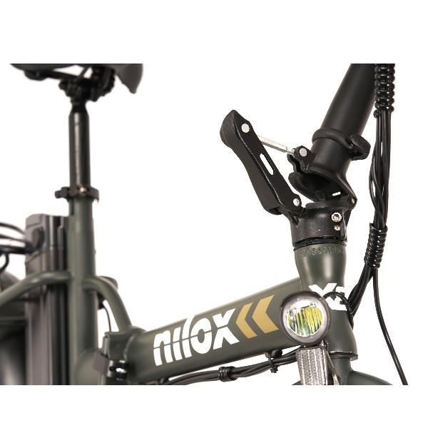 Primo piano del meccanismo di piegatura aperto di una e-bike verde con luce anteriore.