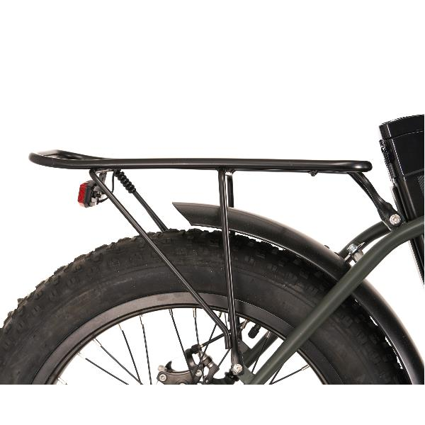 Portapacchi posteriore nero montato sopra la gomma di una mountain bike con parafango e batteria.