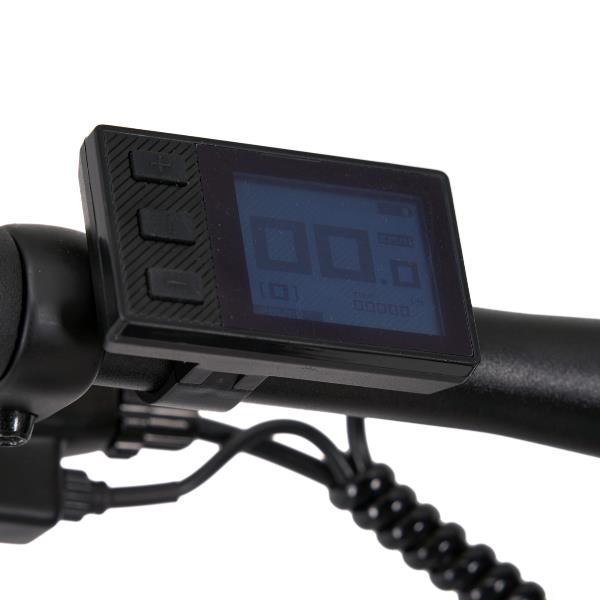 Un display per bicicletta elettrica nero con pulsanti, montato sul manubrio su sfondo bianco.