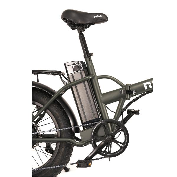 Vista laterale di una e-bike verde oliva con batteria, catena e pedali montati.