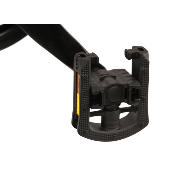 Un pedale per bicicletta nero con un piccolo catarifrangente giallo sul lato su sfondo bianco.