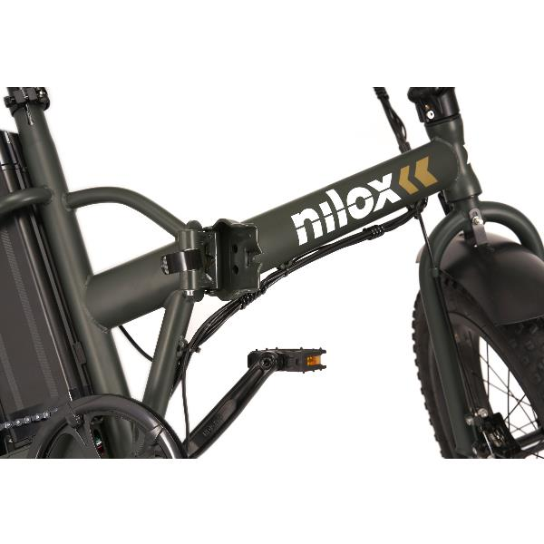Primo piano del telaio pieghevole di una e-bike Nilox grigia con cavi e pedali visibili su sfondo bianco.