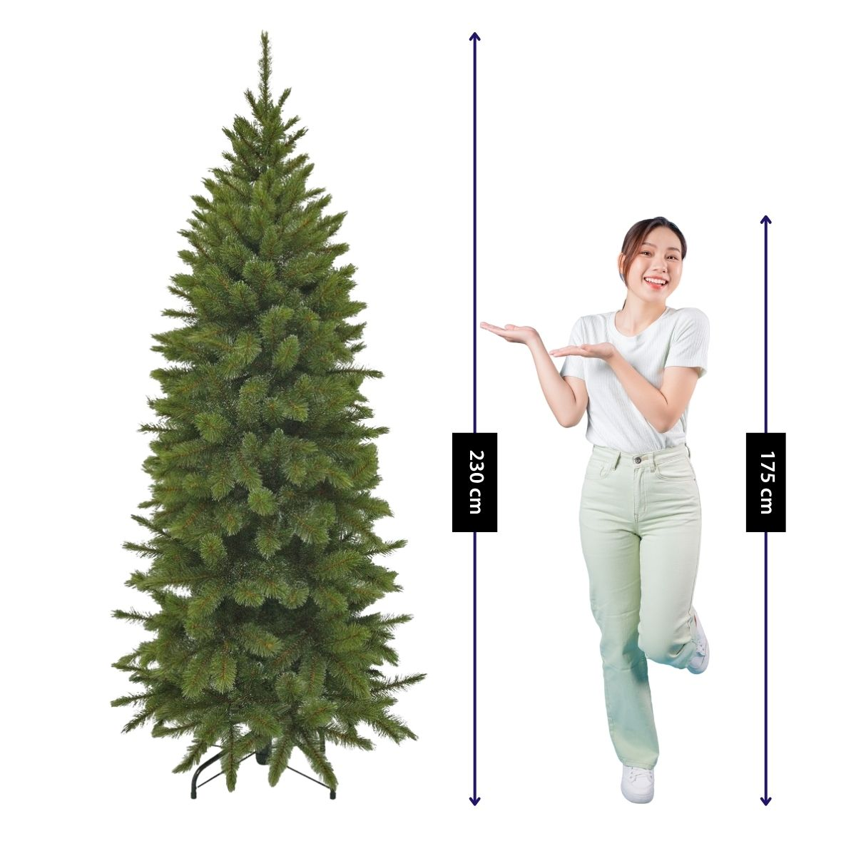 Une femme à côté d'un sapin de Noël artificiel vert de 230 cm.