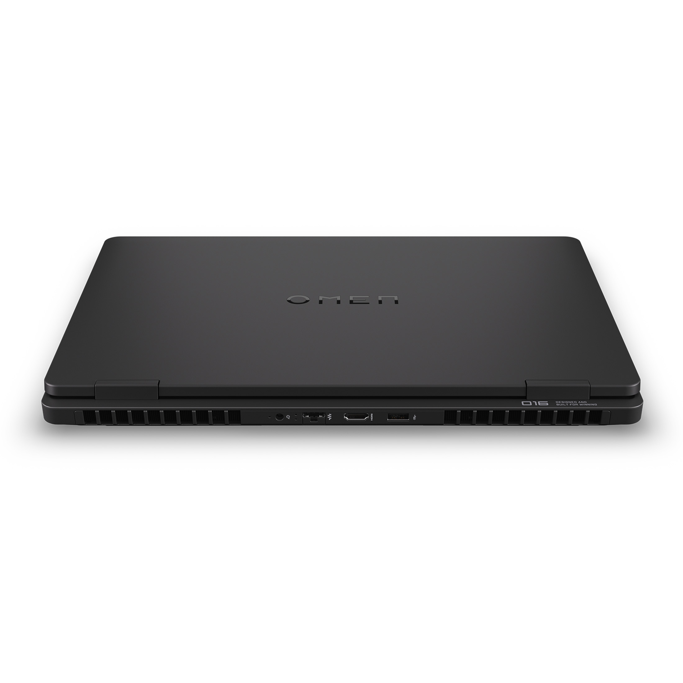 Ein geschlossener schwarzer Omen-Laptop steht auf einer weißen Oberfläche und zeigt die Rückseite mit Anschlüssen.