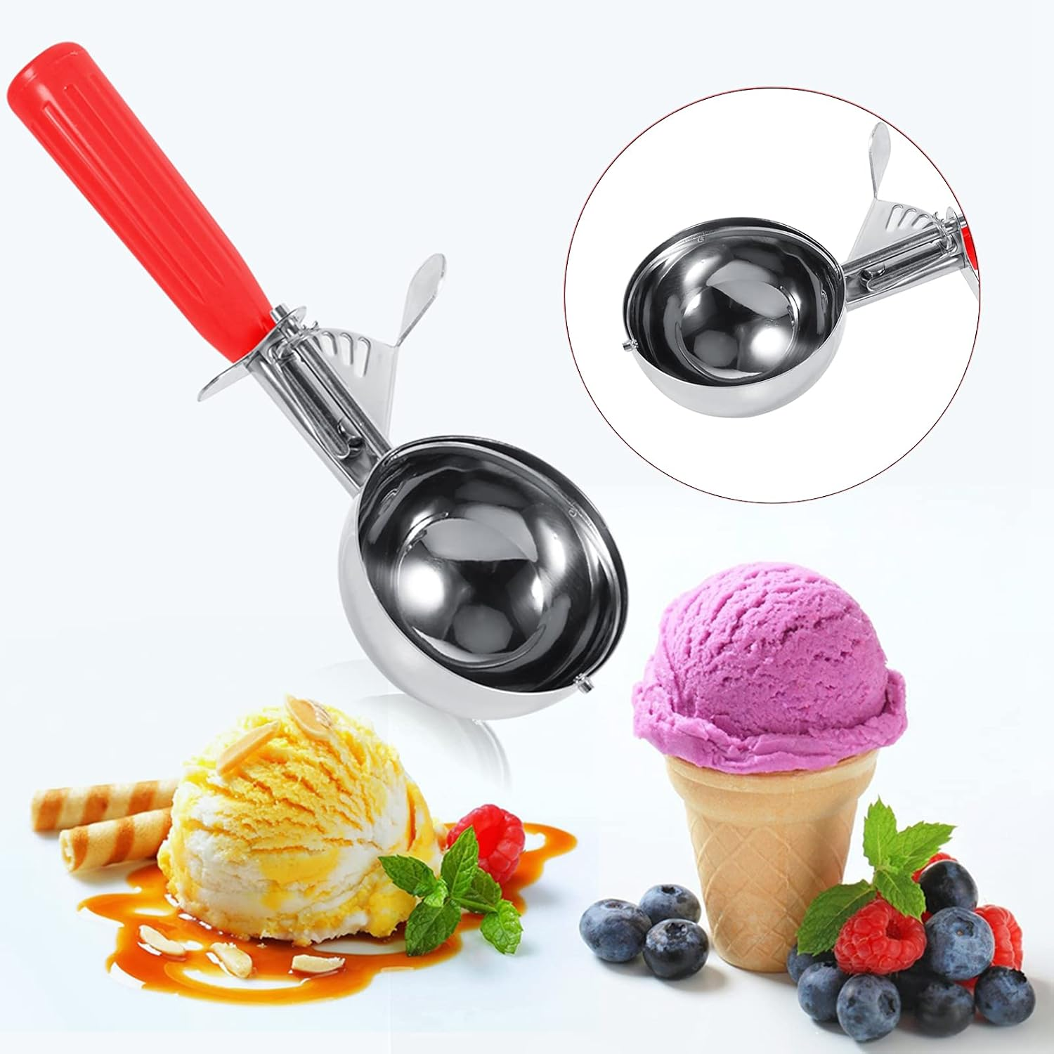 Eisportionierer mit rotem Griff, daneben Vanilleeis mit Karamell und eine Kugel lila Eis in einer Waffel.