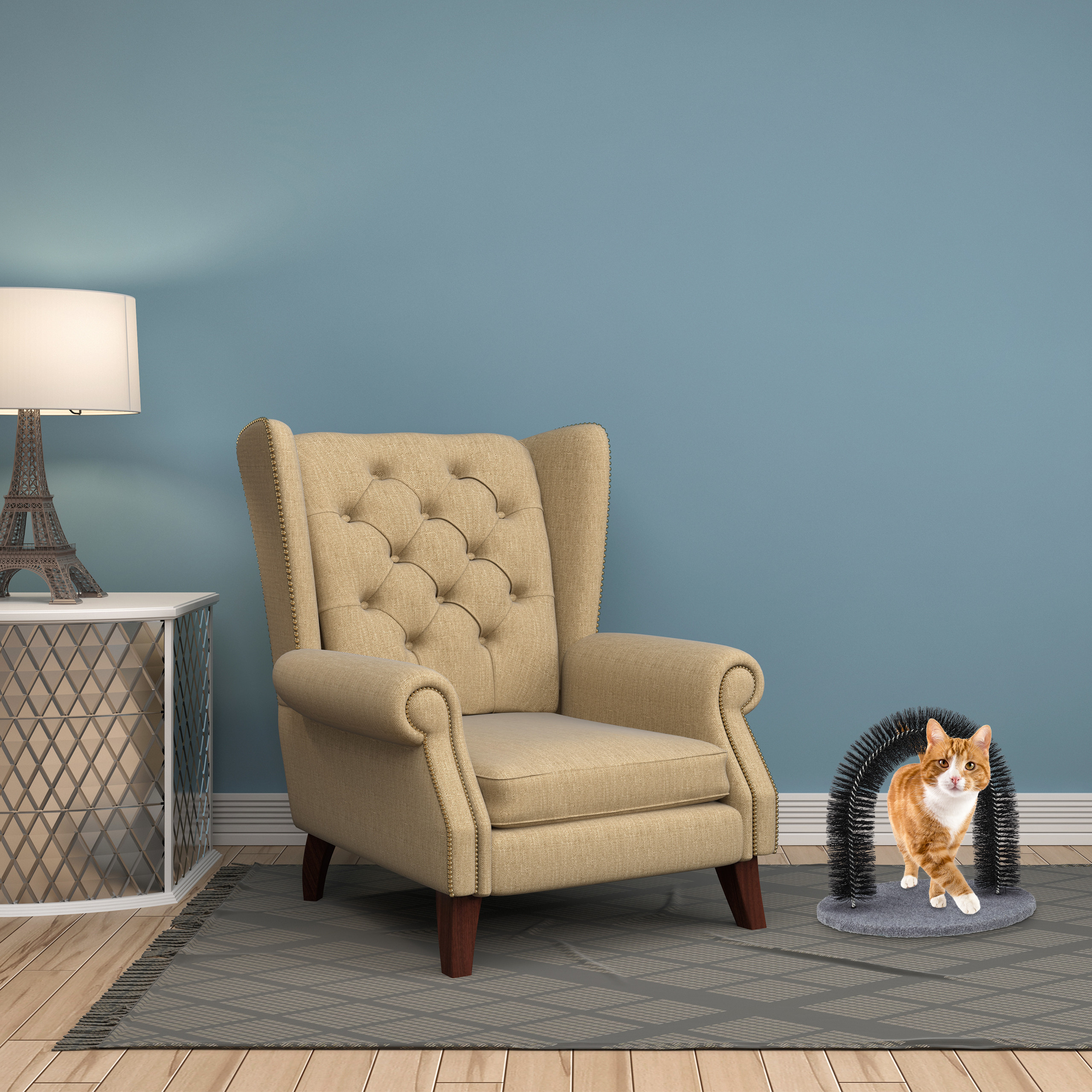 Beigefarbener Sessel auf einem Teppich vor blauer Wand, links eine Lampe und rechts eine Katzenbürste.