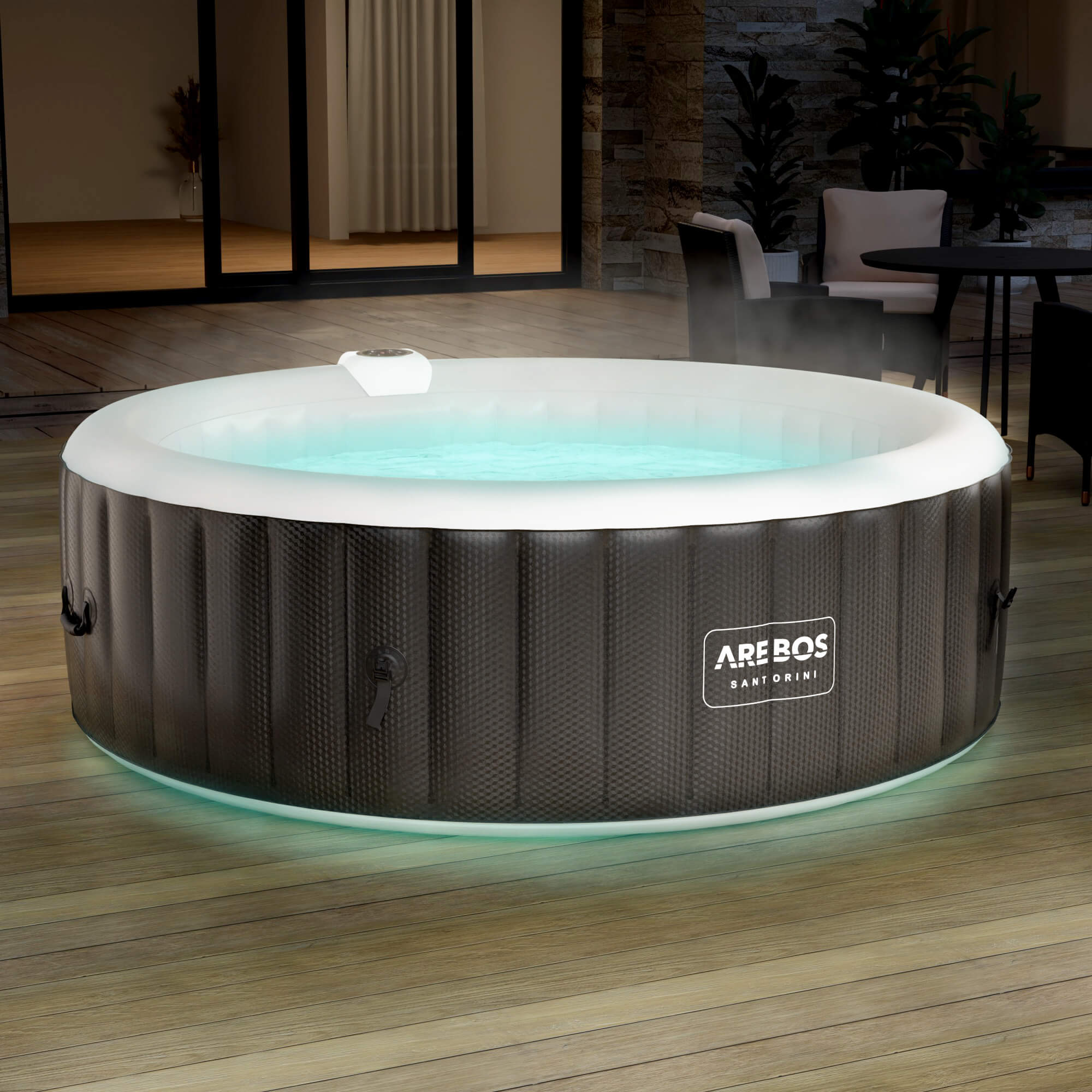 Beleuchteter Whirlpool auf Holzterrasse mit Möbeln im Hintergrund.