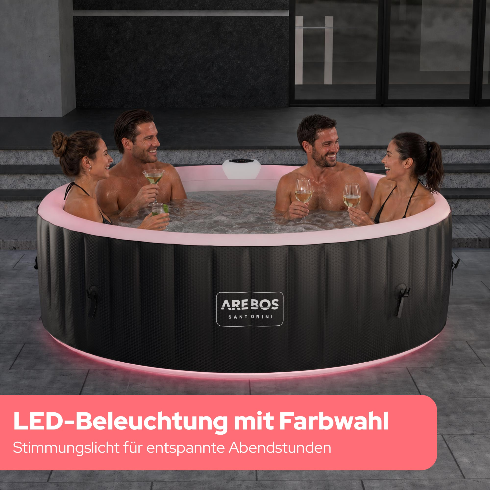Zwei Paare entspannen in einem Arebos Santorini Whirlpool mit LED-Beleuchtung und halten Gläser.