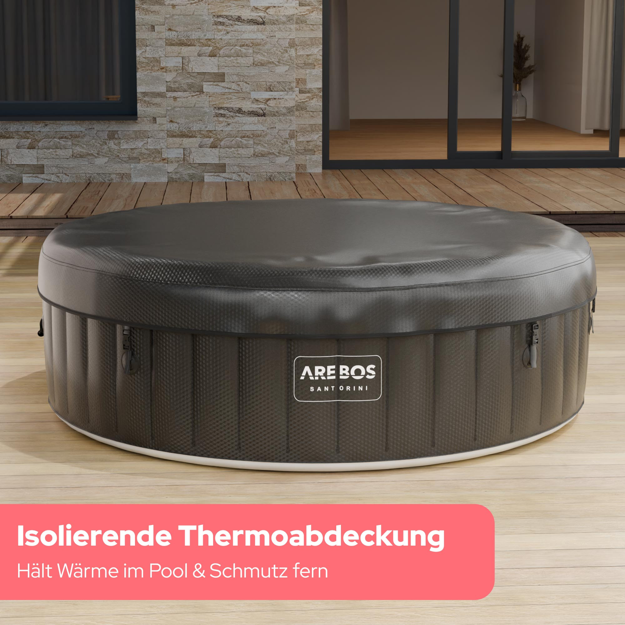 Grauer Arebos Whirlpool mit Isolierabdeckung auf einer Holzterrasse vor einem modernen Haus.