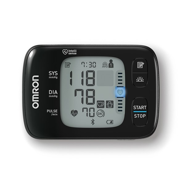 Ein schwarzes Omron Blutdruckmessgerät mit Digitaldisplay zeigt 118 zu 78 und Puls 70.