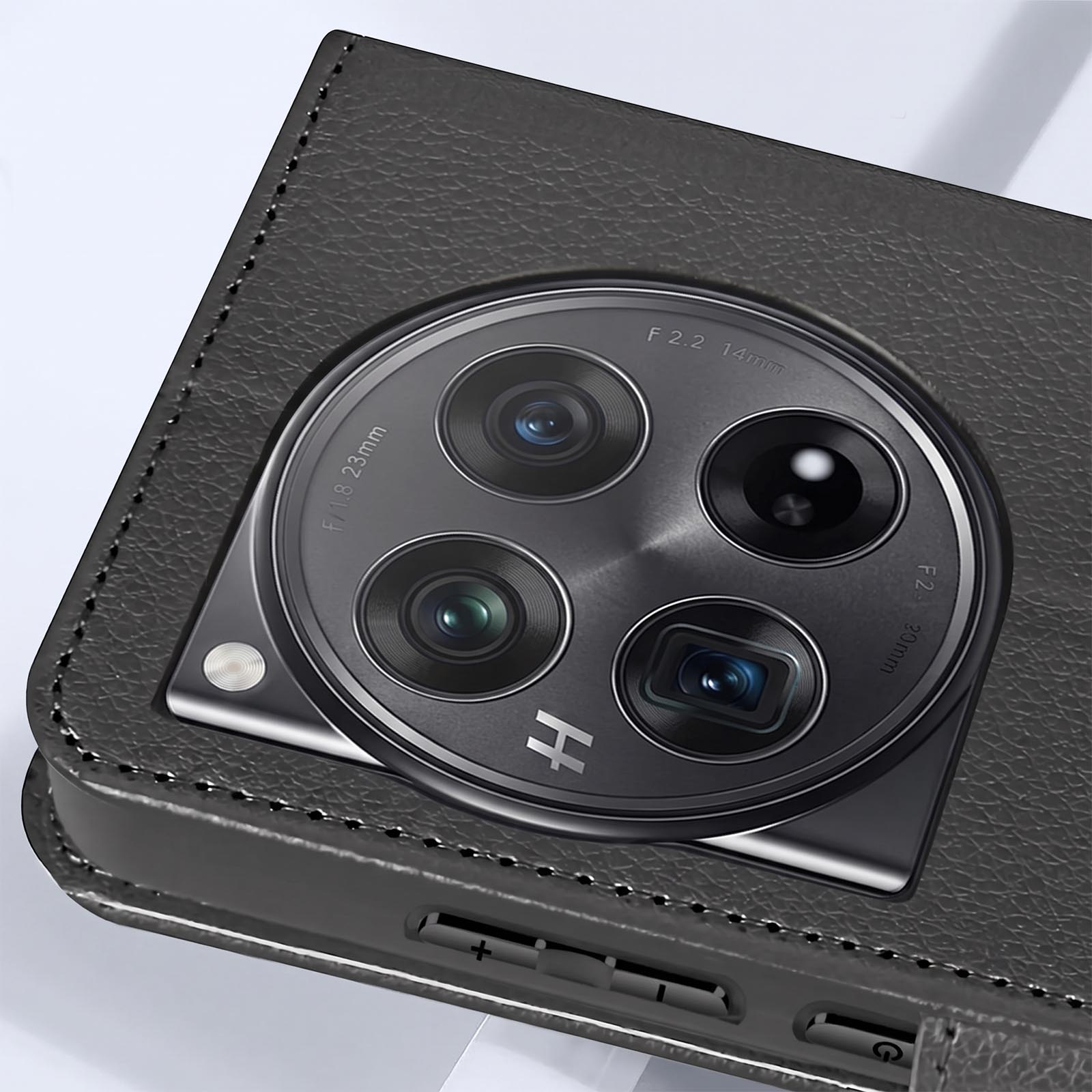 Retro di uno smartphone in pelle nera con un grande modulo fotocamera rotondo.