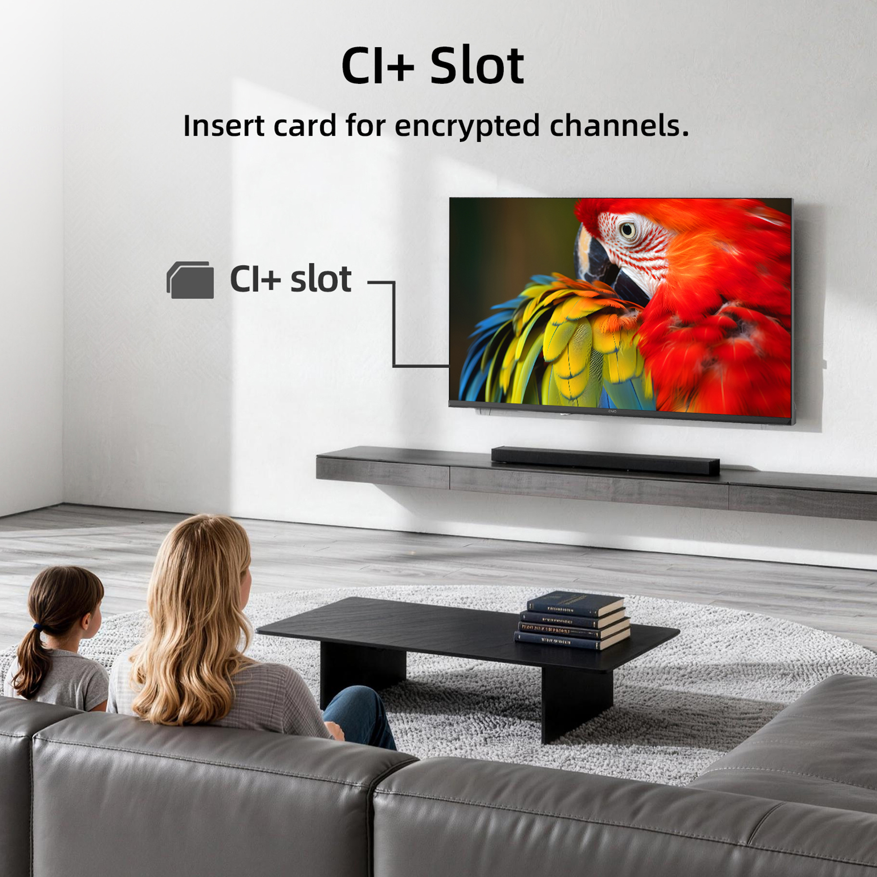 Una mujer y un niño ven un televisor con un loro colorido y texto sobre la ranura CI+ para canales cifrados.