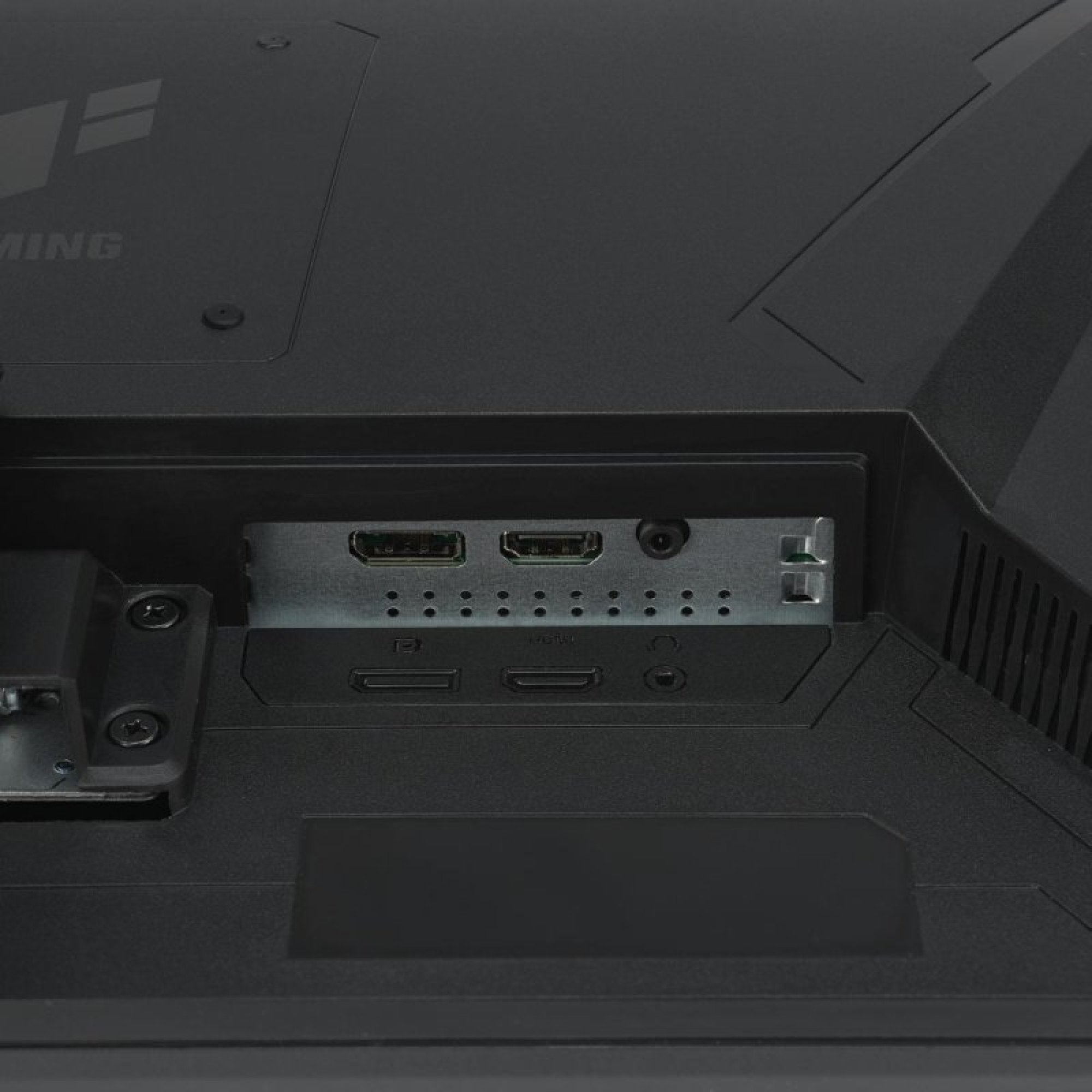 Pannello posteriore di un monitor nero con porte DisplayPort, HDMI e audio.