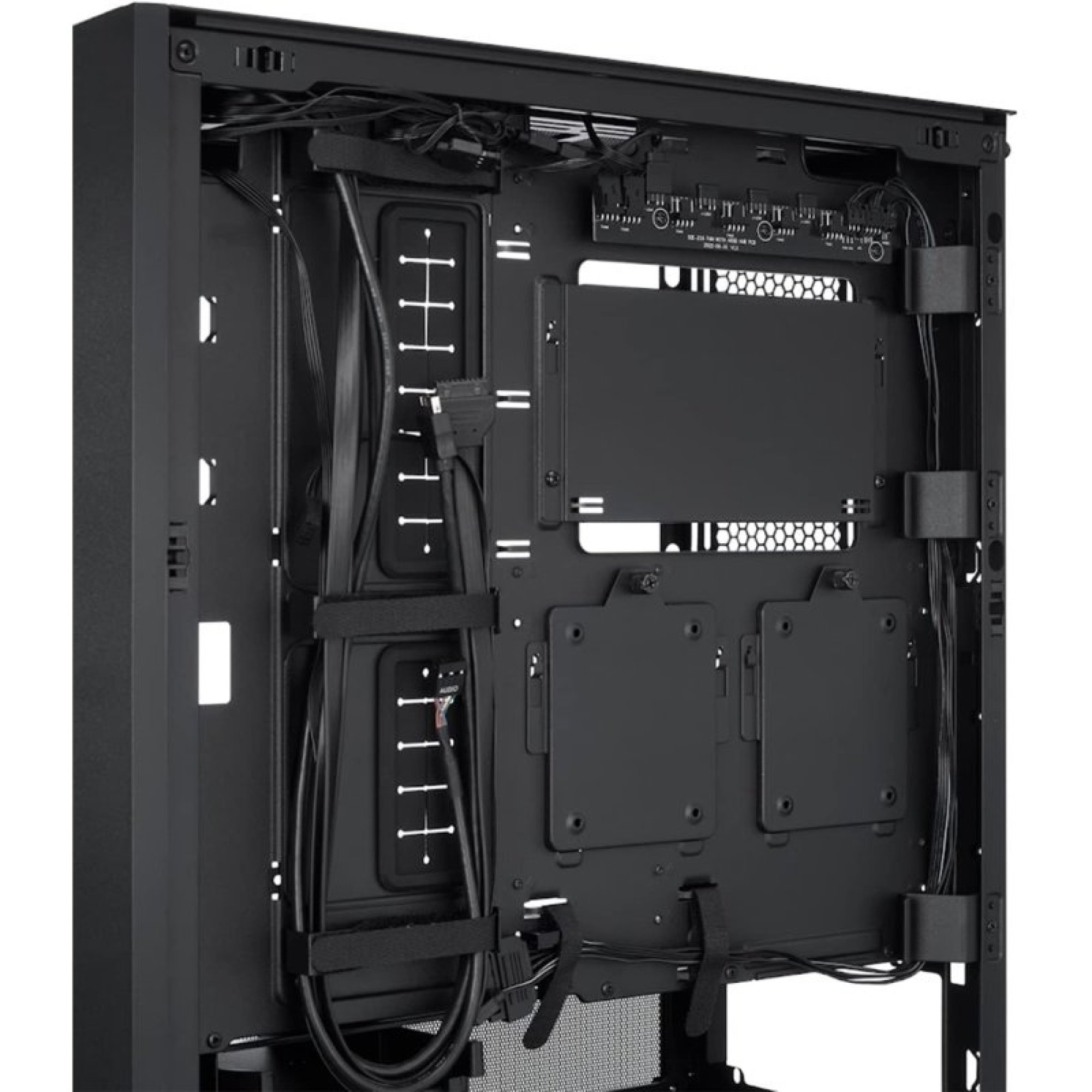 Retro di un case per computer nero con cavi ordinati e staffe di montaggio.
