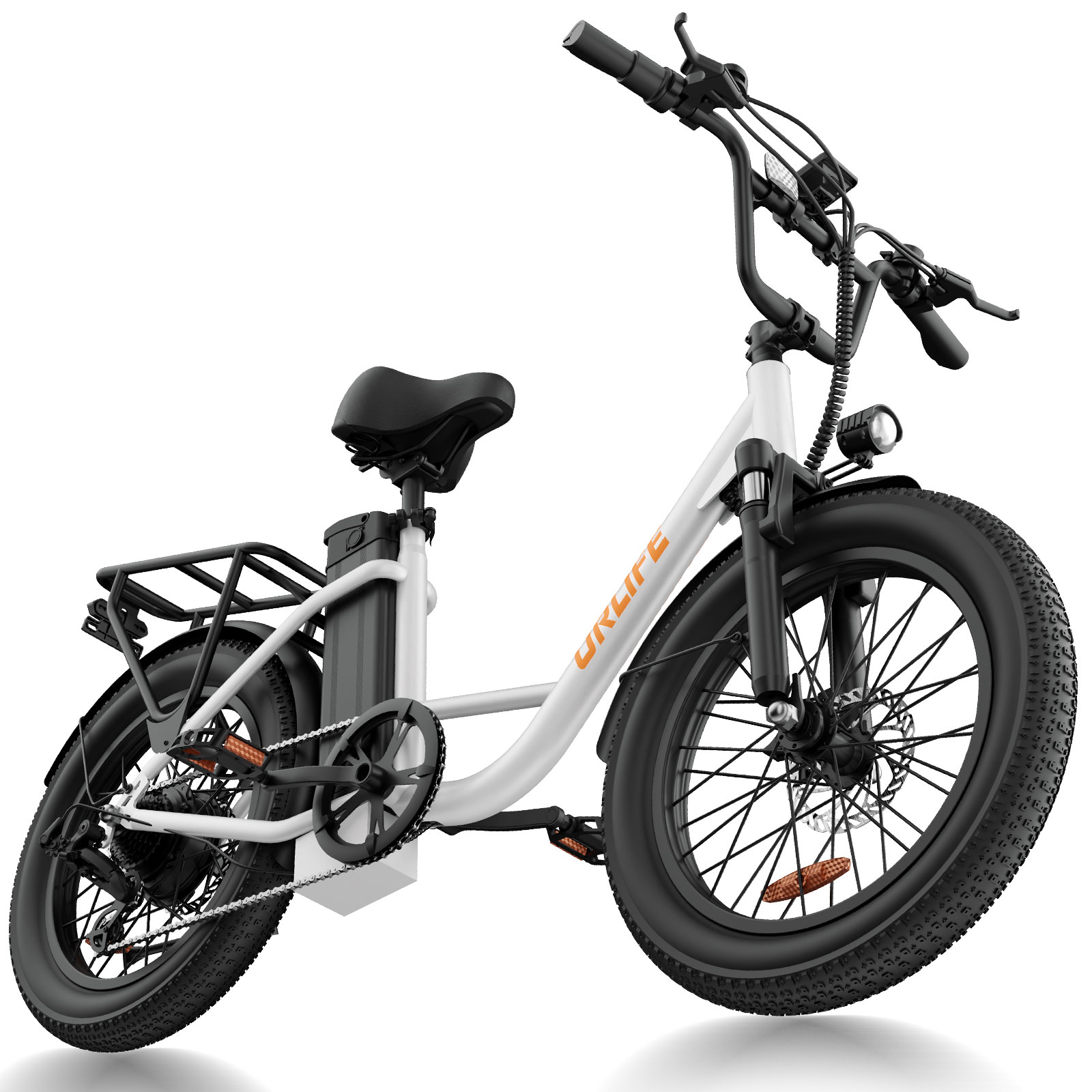 Ein weißes Elektrofahrrad mit dicken Reifen, Gepäckträger und schwarzem Sattel auf weißem Hintergrund.