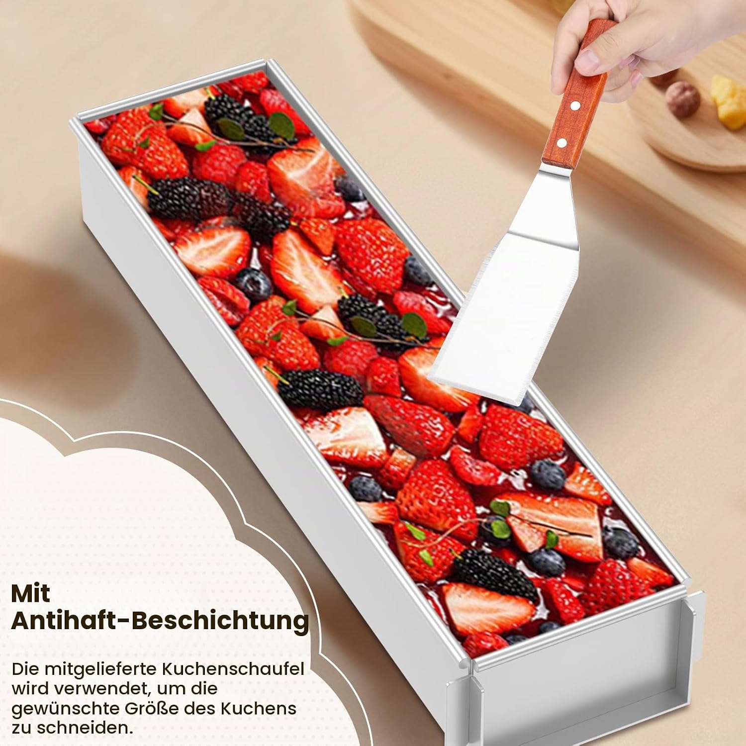 Eine rechteckige Backform mit Antihaftbeschichtung enthält einen Fruchtkuchen mit Beeren. Eine Hand hält einen Kuchenheber.