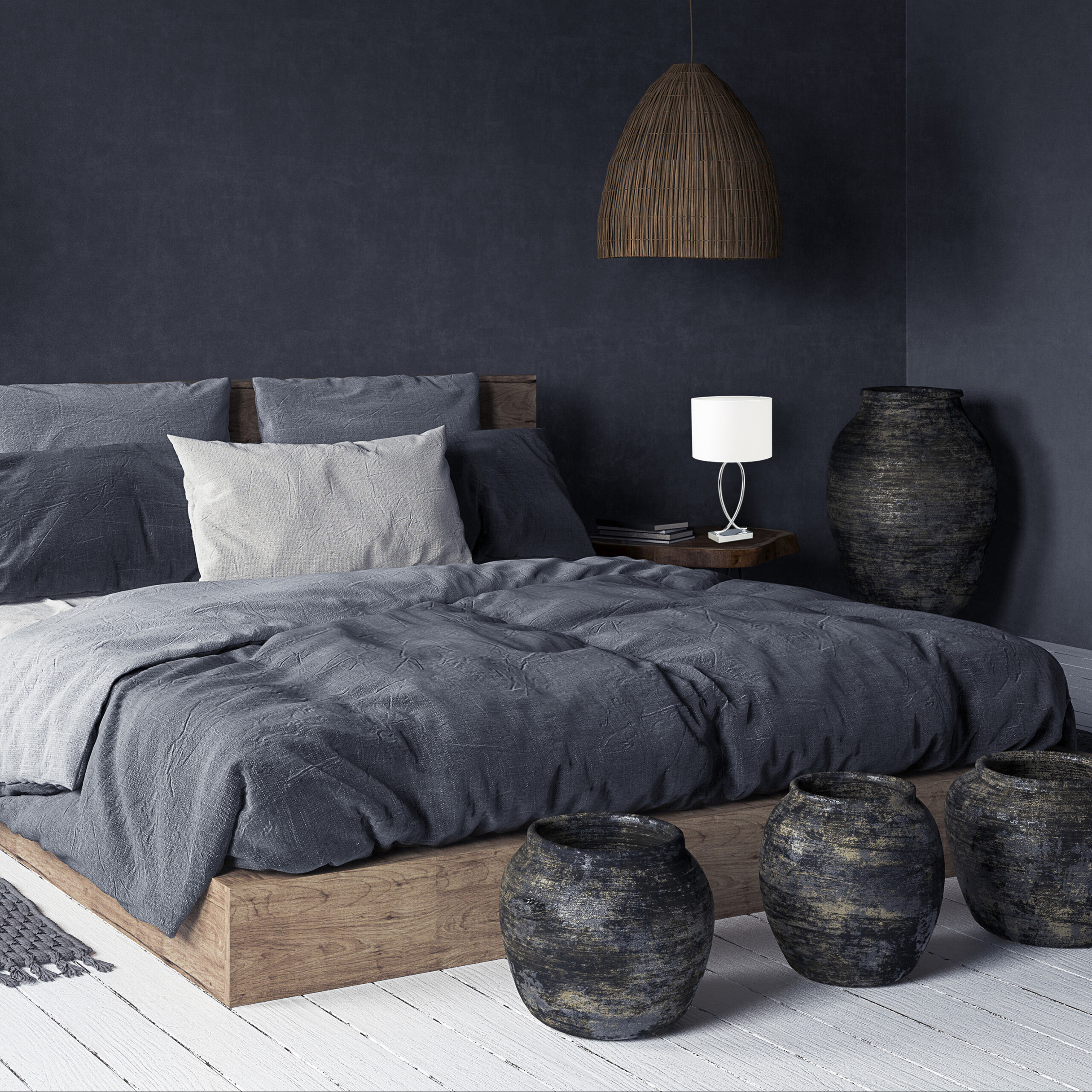 Schlafzimmer mit dunklen Wänden, Holzbett, dunkler Bettwäsche, geflochtener Hängeleuchte und großen Tonkrügen.