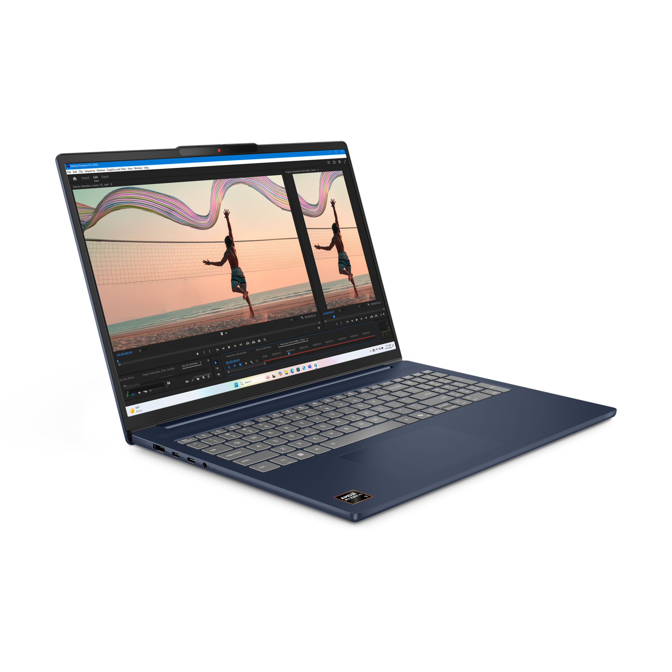 Ein dunkelblauer Laptop auf weißem Hintergrund, auf dem Bildschirm läuft ein Videobearbeitungsprogramm mit Volleyballszene.
