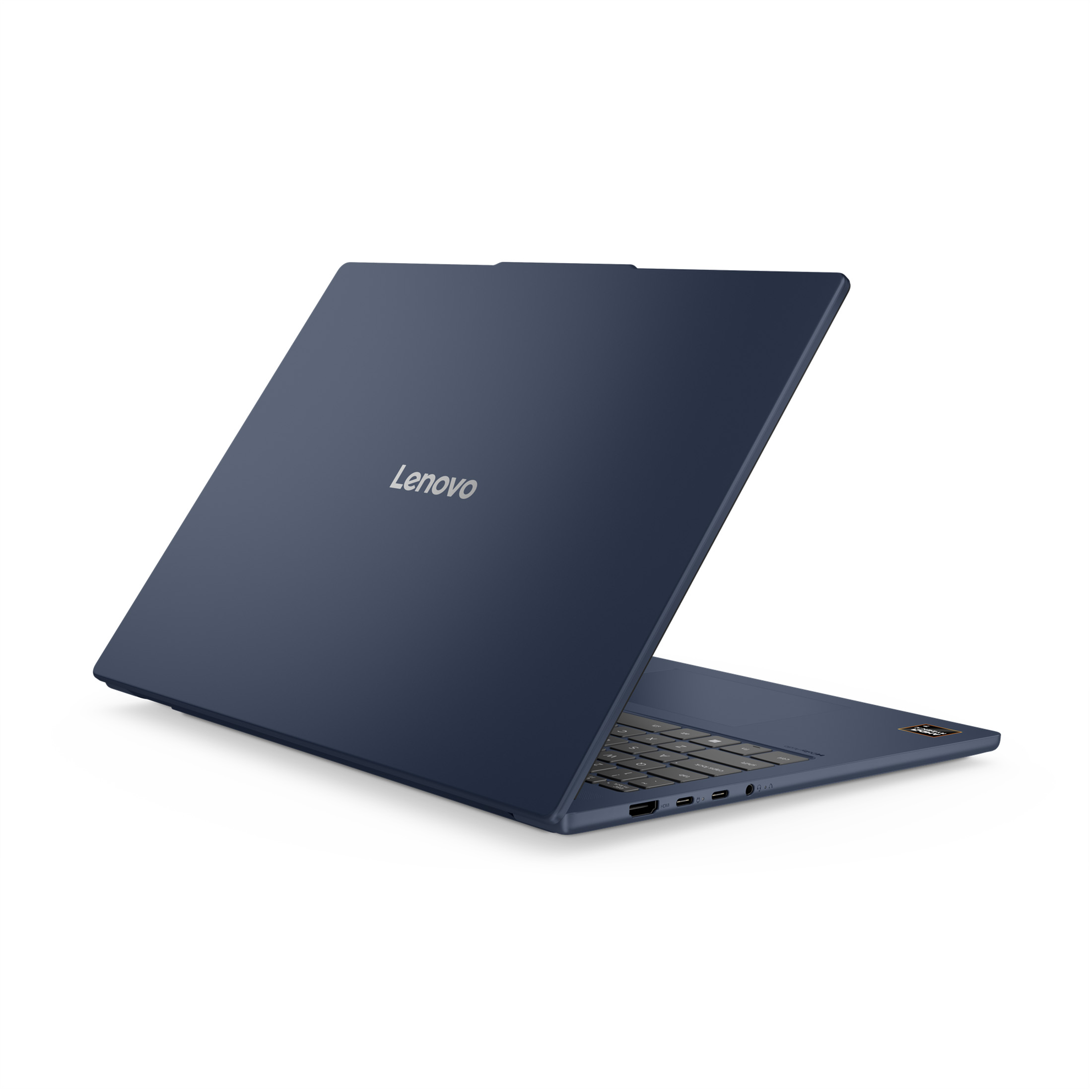 Ein geschlossener blauer Lenovo-Laptop steht auf einer weißen Oberfläche mit sichtbarem Logo.