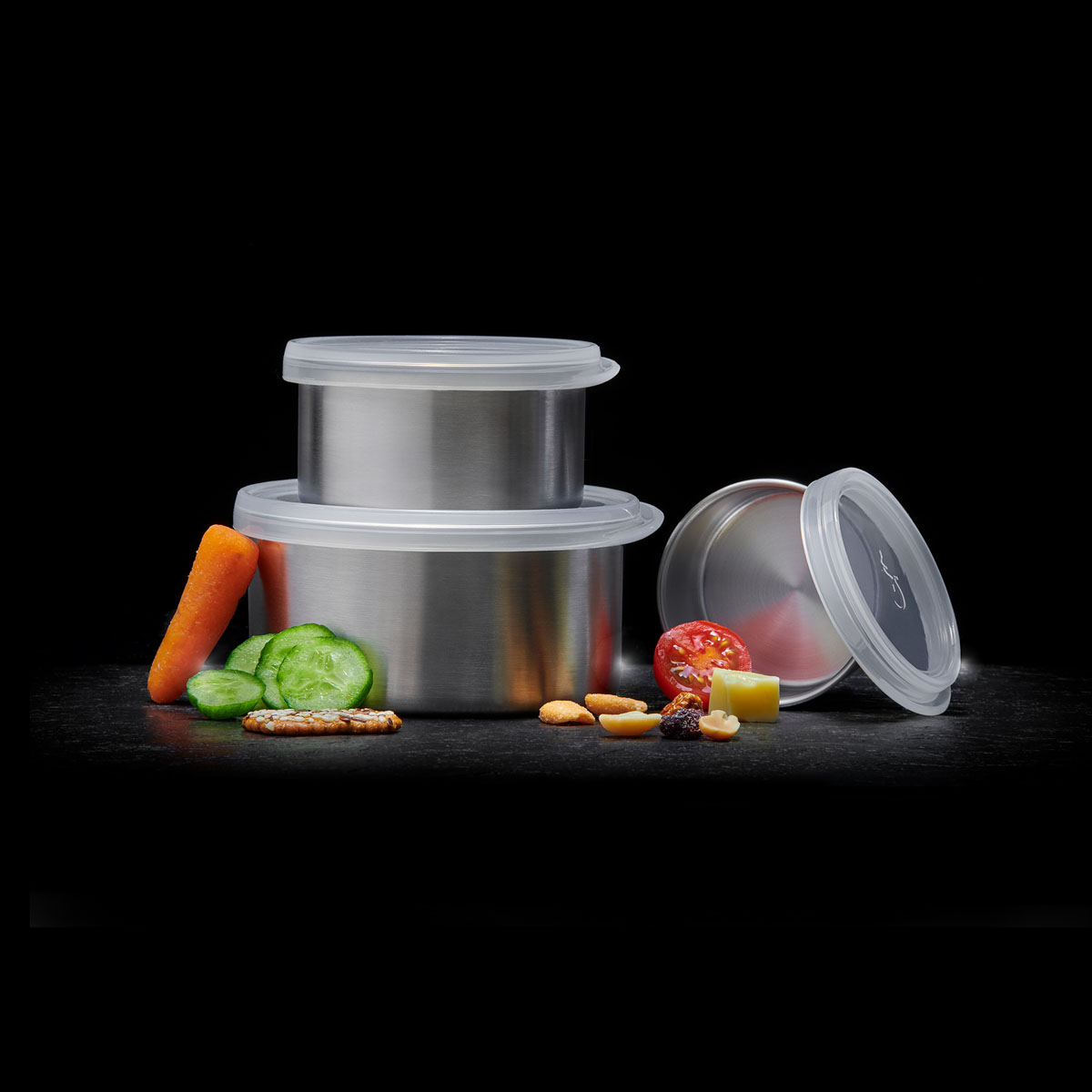 Contenitori in acciaio inossidabile impilabili con coperchi di plastica, verdure e noci.