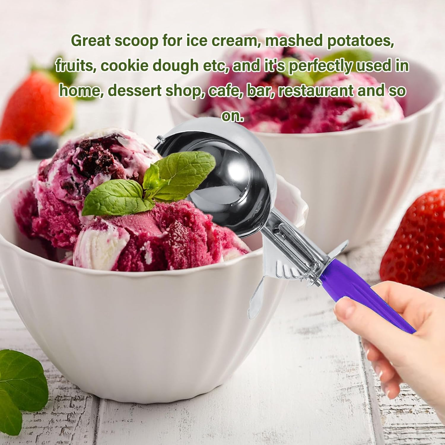 Hand hält einen Eiskugelportionierer mit violettem Griff über einer Schüssel Eiscreme.