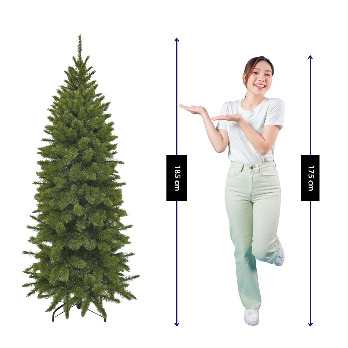Une femme montre un sapin de Noël artificiel vert d'une hauteur de 185 cm sur un fond blanc.