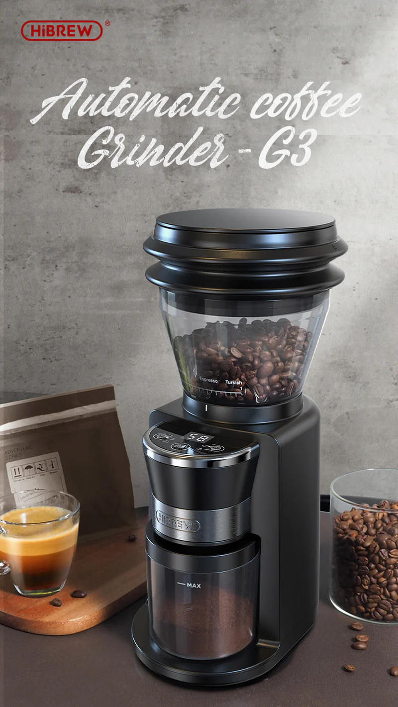 Schwarze automatische Kaffeemühle HiBrew G3 mit Kaffeebohnen, einer Tasse Espresso und einem Beutel auf dem Tisch.