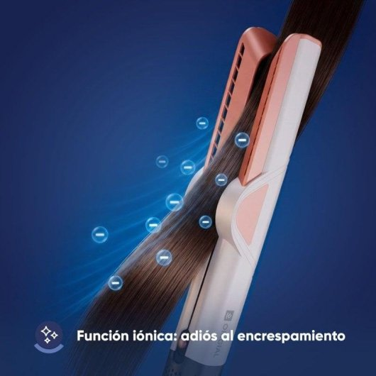 Una piastra per capelli bianca e oro rosa liscia i capelli scuri, circondata da ioni negativi su sfondo blu.