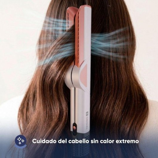 Uno styler rosa e bianco utilizzato su capelli castani con effetti d'aria.