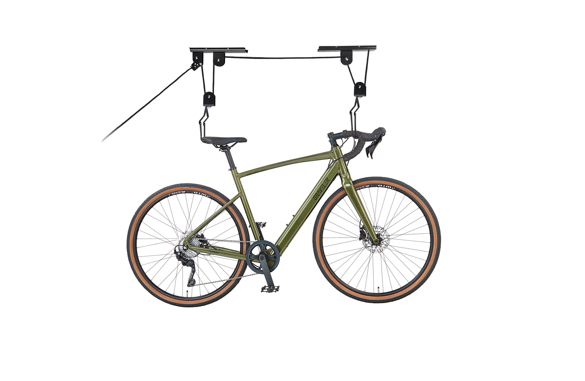 Ein olivgrünes Gravelbike hängt an einem deckenmontierten Flaschenzugsystem vor weißem Hintergrund.