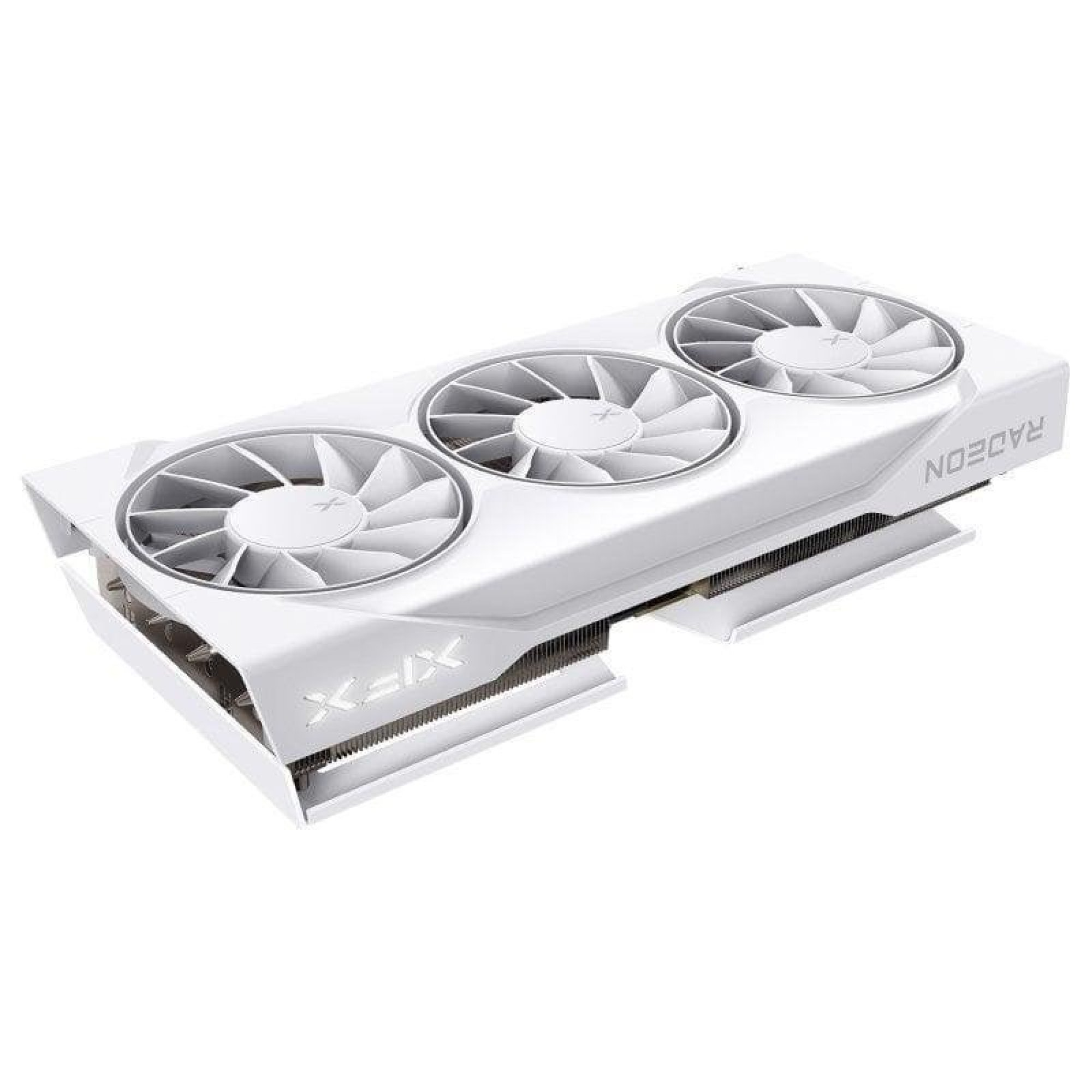 Biała karta graficzna XFX Radeon z trzema wentylatorami i radiatorem na białym tle.