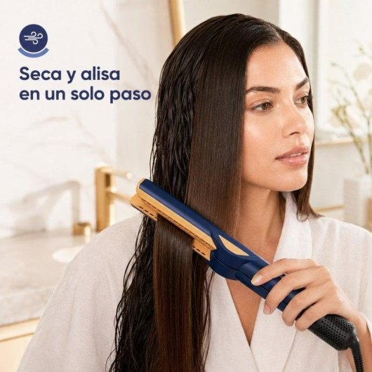 Una donna liscia i capelli umidi con una piastra blu in un bagno luminoso.