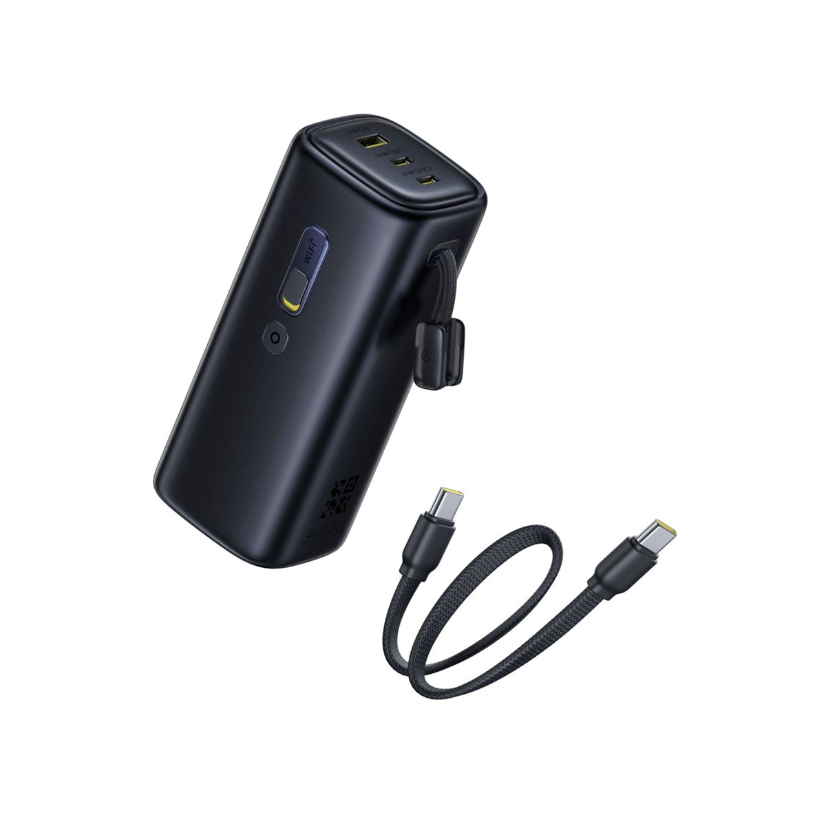 Power bank nera con porte USB multiple e un cavo USB-C abbinato su sfondo bianco.