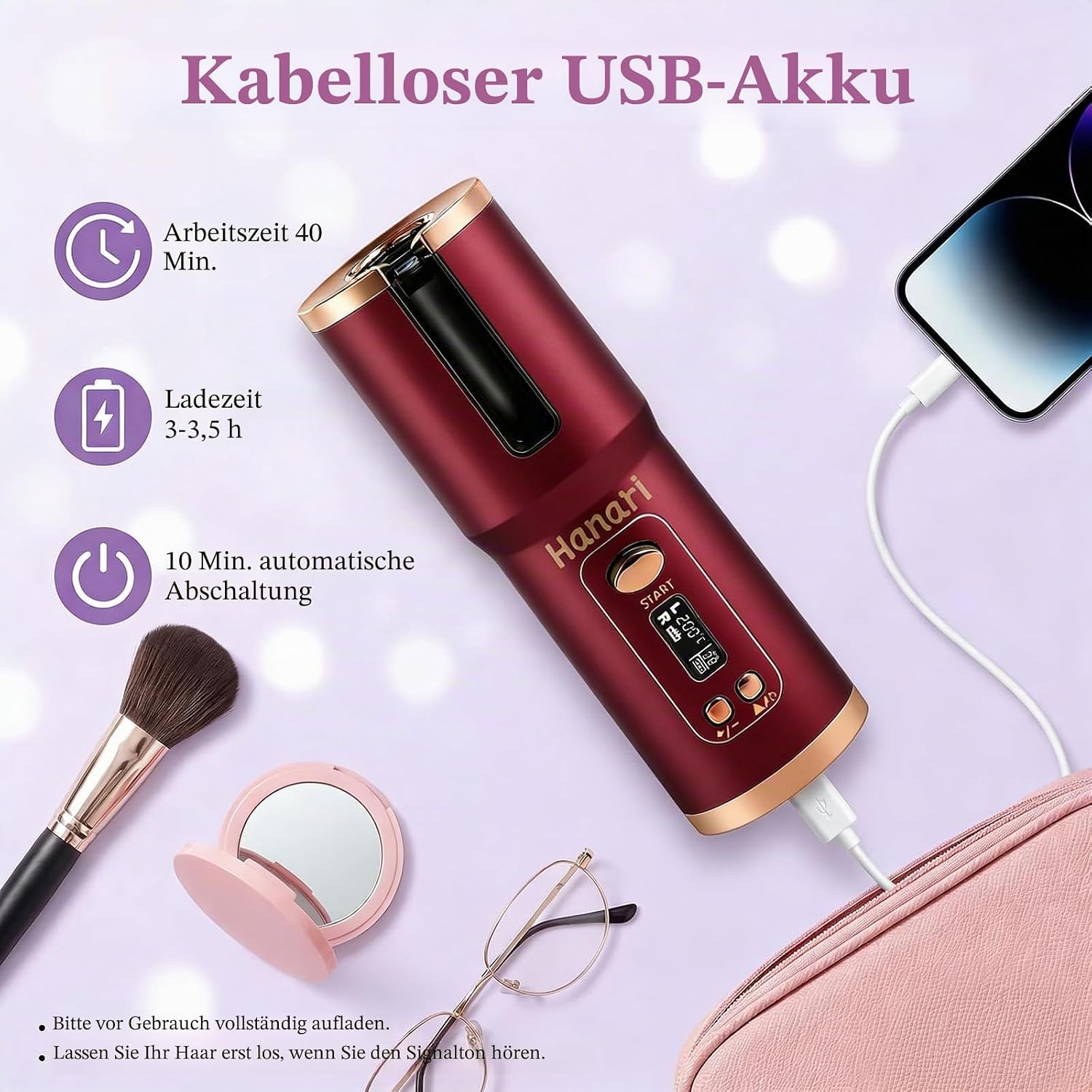 Roter kabelloser Lockenstab mit Display, Ladekabel, Make-up-Pinsel, Spiegel und Brille auf violettem Hintergrund.
