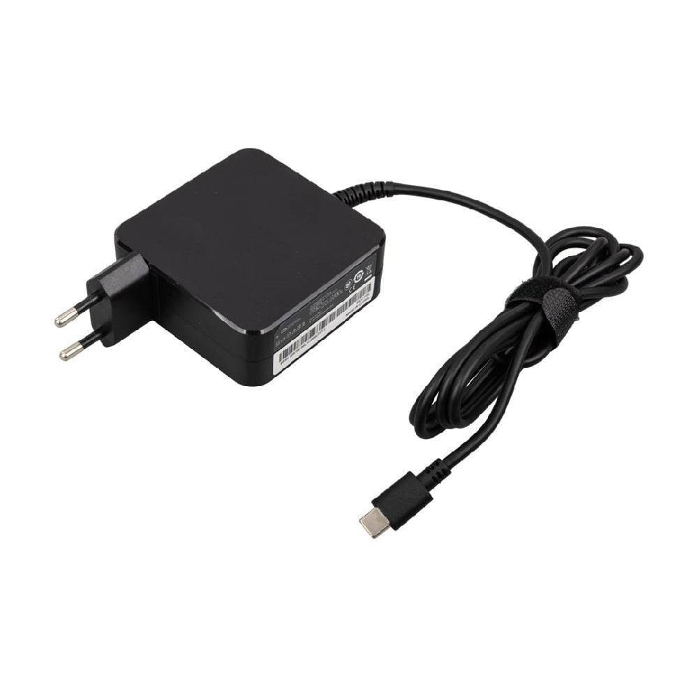 Beyaz arka planda Avrupa tipi fişe ve sarılmış USB-C kablosuna sahip siyah bir dizüstü bilgisayar şarj cihazı.