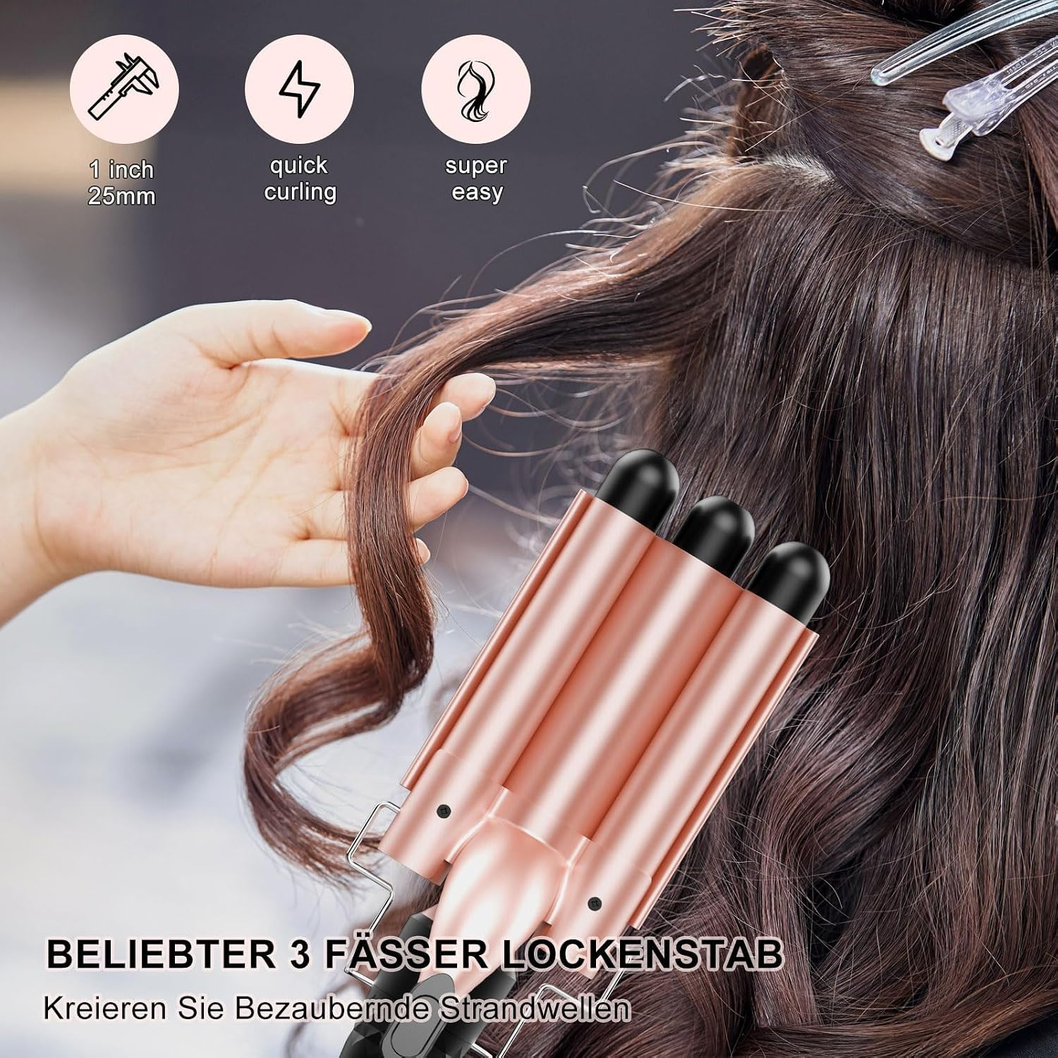 Eine Person benutzt einen roségoldenen Lockenstab mit drei Fässern für braunes Haar.